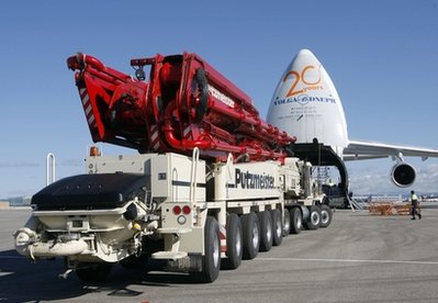 Xe tải chở máy bơm Putzmeister tiến vào phi cơ vận tải khổng lồ Antonov An-124 tại sân bay quốc tế Hartsfield-Jackson Atlanta ở thành phố Atlanta, Mỹ hôm 8/4.